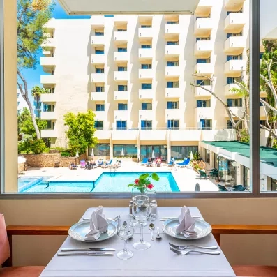 salle de restaurant vue sur les piscines de l'hôtel
