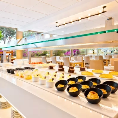 comptoir de buffet en long de pâtisserie