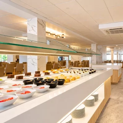 autre vu du buffet de pâtisserie dans la salle de restaurant