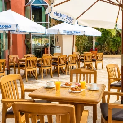 Restaurant petit-déjeuner à l'extérieur sur une terrasse 