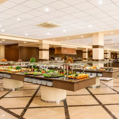 Un vaste buffet de restaurant proposant une grande variété de plats frais.