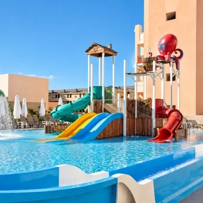 piscine pour enfant extérieur avec toboggan