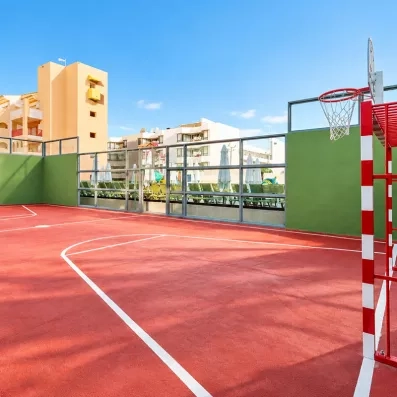 terrain de sport extérieur
