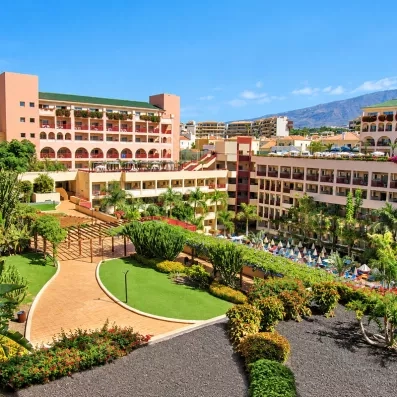 vue des jardins de l'hôtel