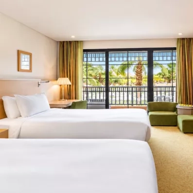 Chambre double avec 2 lits simples et une grande fenêtre 