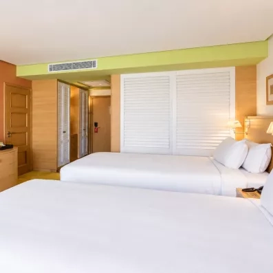 Chambre double avec deux lits collés  et une armoire