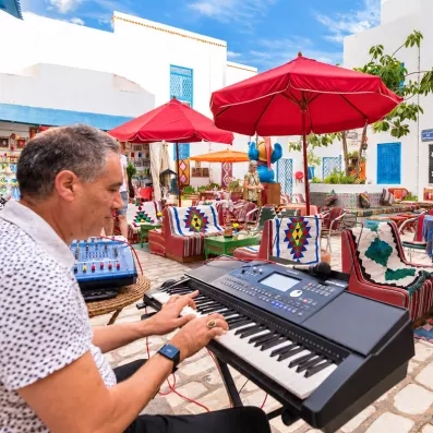 personne jouant du piano électrique