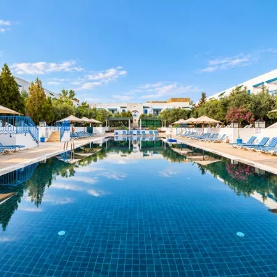 Piscine extérieure avec transats