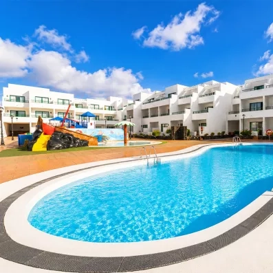 Une grande piscine en extérieur