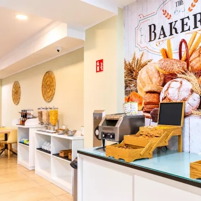 Un coin boulangerie décoré, proposant des fruits frais et des produits artisanaux.