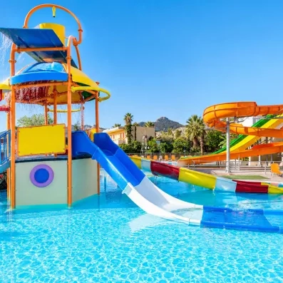 piscine extérieur avec parc aquatique et une montagne au fond