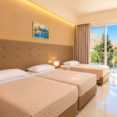 Chambre triple avec balcon 