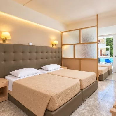 Family standard room pour 4 personnes avec porte fenêtre directement sur la piscine 