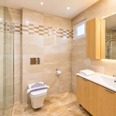 salle de bain avec vasque blanc et miroir suspendu, douche à l'italienne 