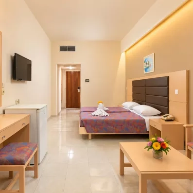 Chambre double avec deux lits collés, TV, réfrigérateur et coiffeuse