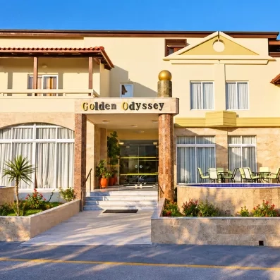 façade de l'hôtel avec deux bacs à plantes à droite et à gauche