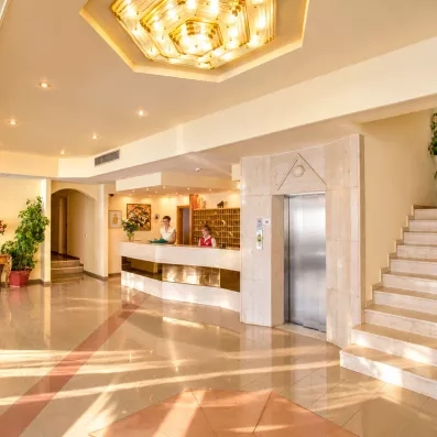 La réception de l'hôtel avec un comptoir d'accueil et un ascenseur 