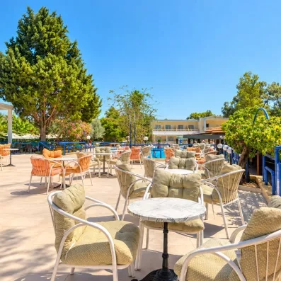 bar extérieur principal avec des tables et des chaises au soleil 
