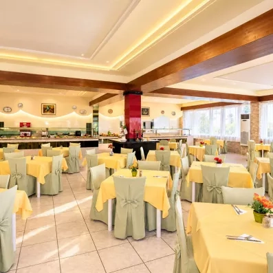 salle intérieure du restaurant principale avec des tables et des chaises