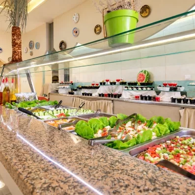 buffet du restaurant pour déjeuner et dîner avec un buffet varié de crudités 