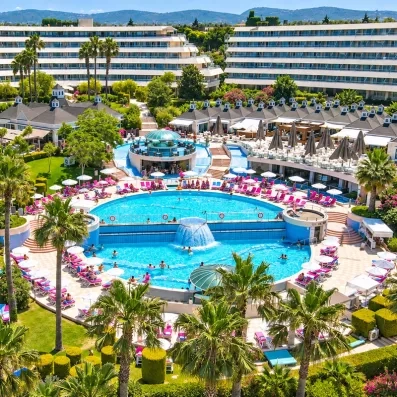 Une vue aérienne d'un vaste complexe hôtelier, autour d'une grande piscine.