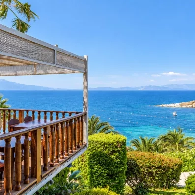 Une terrasse de restaurant offrant une vue imprenable sur la mer.