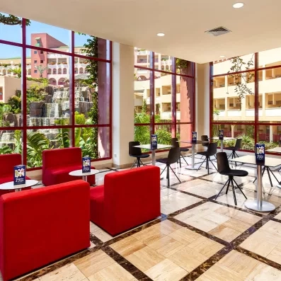 Une salle de repos spacieuse offre une vue sur l'extérieur grâce à de grandes baies vitrées.