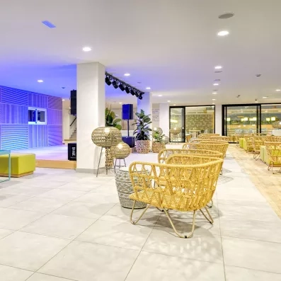 Un salon de détente spacieux avec du mobilier, baigné dans une ambiance lumineuse et apaisante.