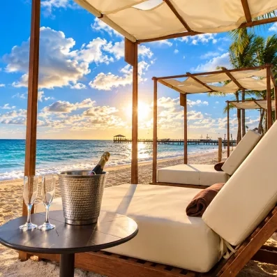 Transats et boissons sur la plage
