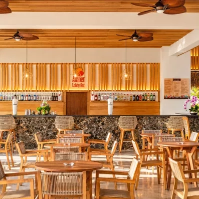 Un bar chaleureux en bois avec des tabourets hauts et une décoration murale.