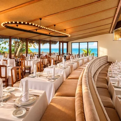 Une salle de réception, offrant une vue panoramique sur la mer à travers de grandes baies vitrées.