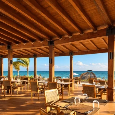 Une terrasse ombragée offrant une vue imprenable et directe sur l'horizon bleu de la mer.