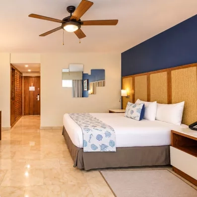 Une chambre spacieuse et élégante présente un grand lit double.