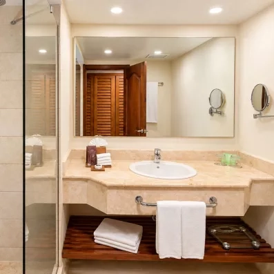 Une salle de bain lumineuse propose une douche à l'italienne avec paroi vitrée.