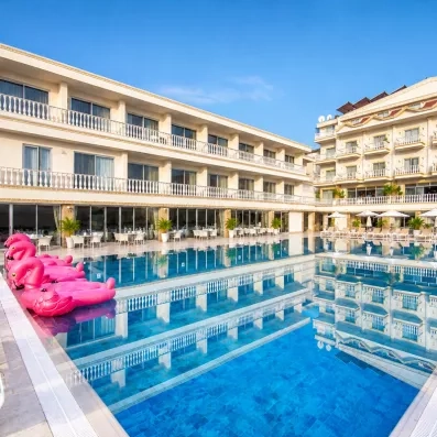 piscine extérieure avec vue sur l'hôtel