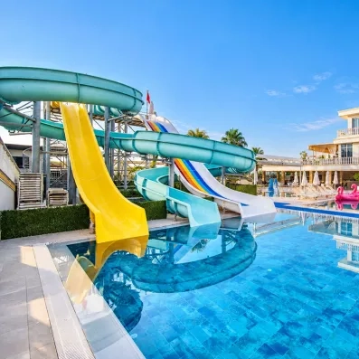 piscine avec des toboggans  