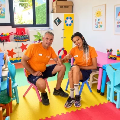 2 animateurs dans le mini club