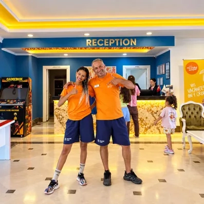 Photos de deux animateurs qui pose devant une salle de jeux.