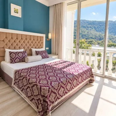 chambre avec un lit double  avec vue sur la montagne