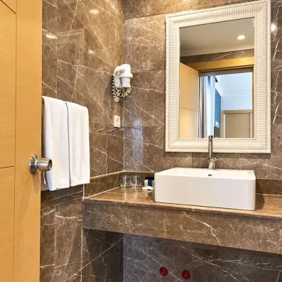 salle de bain avec sèche-cheveux et miroir