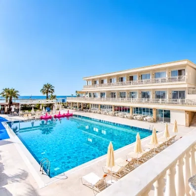 piscine extérieure avec vue de l'hôtel