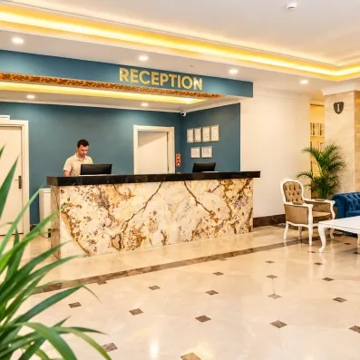 hall d'entrée de l'hôtel avec réception