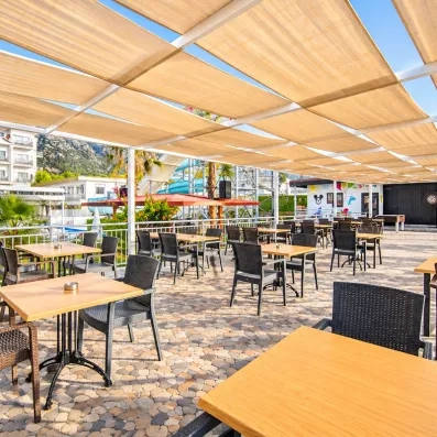 Une terrasse extérieure ensoleillée avec des tables 