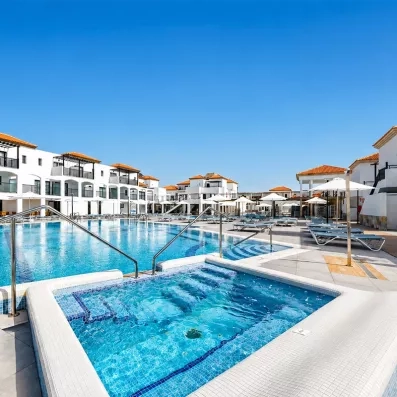Une vue d'ensemble des différentes piscines sous un ciel bleu dégagé.