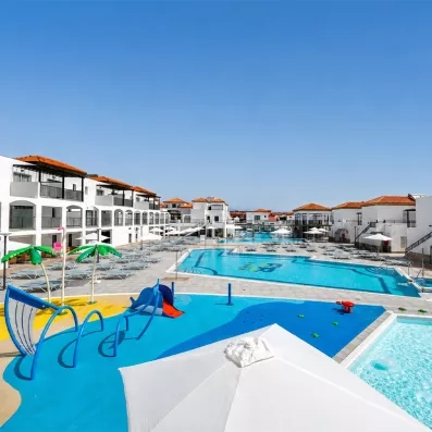 Une aire de jeux aquatiques pour enfants située juste à côté des piscines.