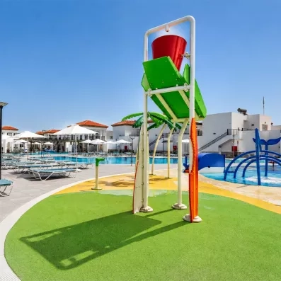Une structure de jeux d'eau comprenant un grand seau basculant et un toboggan.