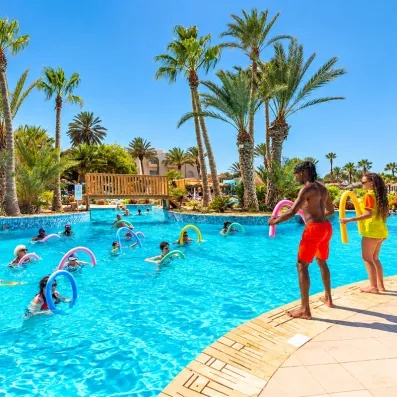 Séance d'aquagym dans la piscine extérieure de l'hôtel tout inclus Welcome Meridiana Djerba.