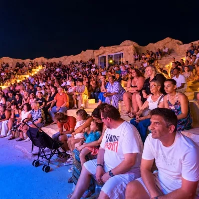 Public assistant à un spectacle nocturne dans l'amphithéâtre de l'hôtel Welcome Meridiana Djerba.