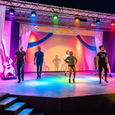 Spectacle nocturne de danse sur la scène de l'hôtel tout inclus Welcome Meridiana Djerba.
