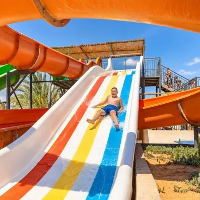 Toboggan aquatique de l'aquapark à l'hôtel tout inclus Welcome Meridiana Djerba.